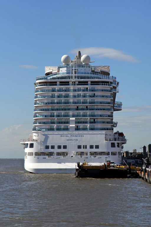 Royal_Princess,_stern,_Liverpool_Cruise_Terminal_(geograph_4548107)