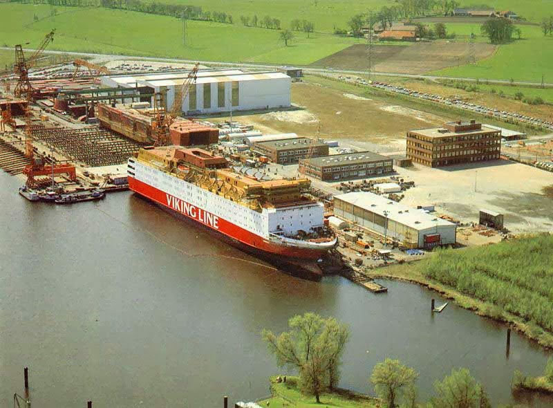 De Viking Sully (Estonia) in de afbouwfase. Op de achtergrond de Homeric in aanbouw